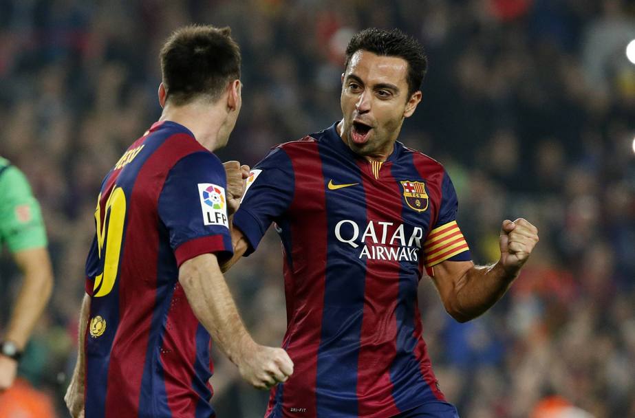 Messi fa festa con l&#39;altra bandiera del Barcellona, Xavi. Reuters